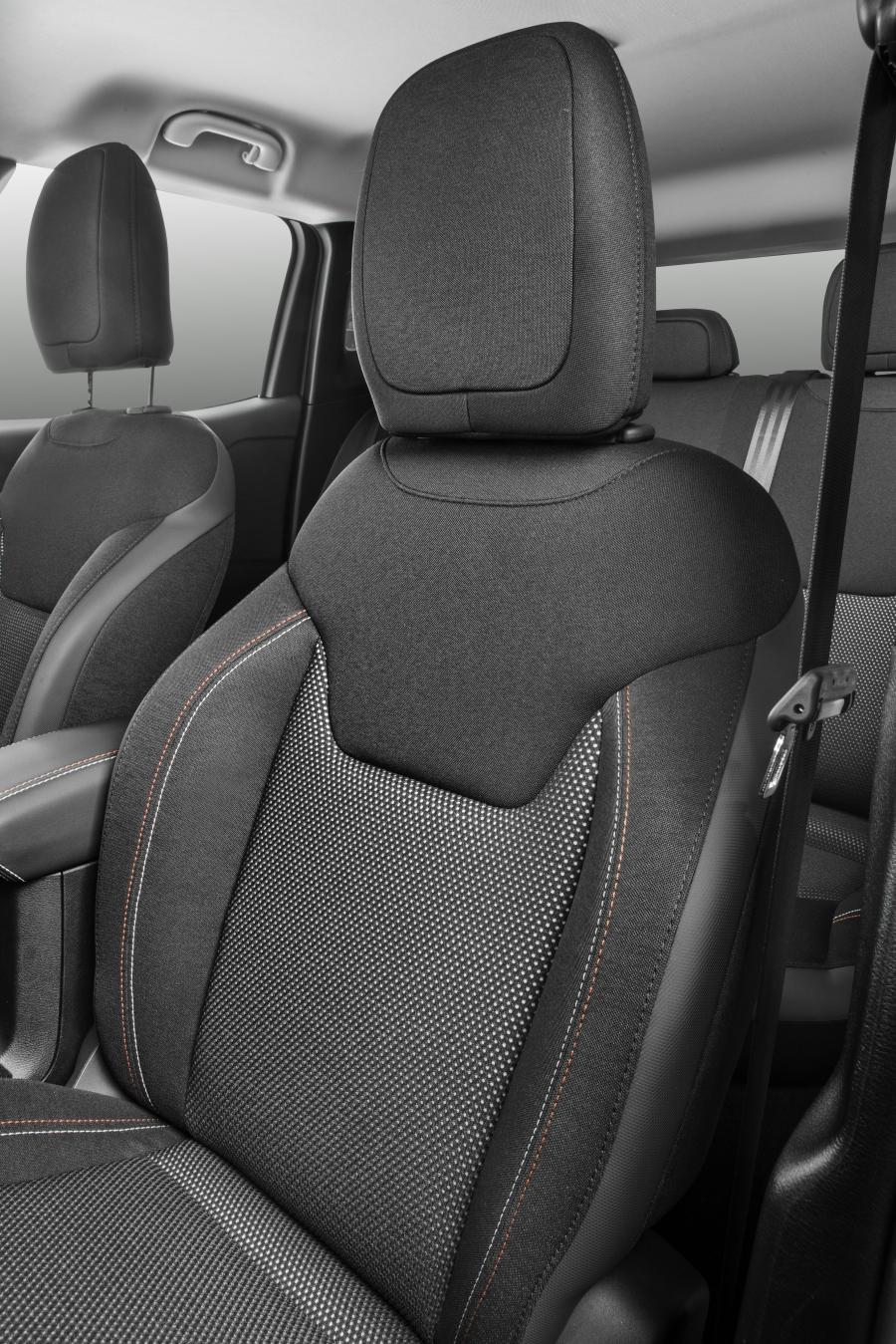 Детали интерьера Jeep Renegade 75th Anniversary 2016 года  (BR) (фото 11 из 13)